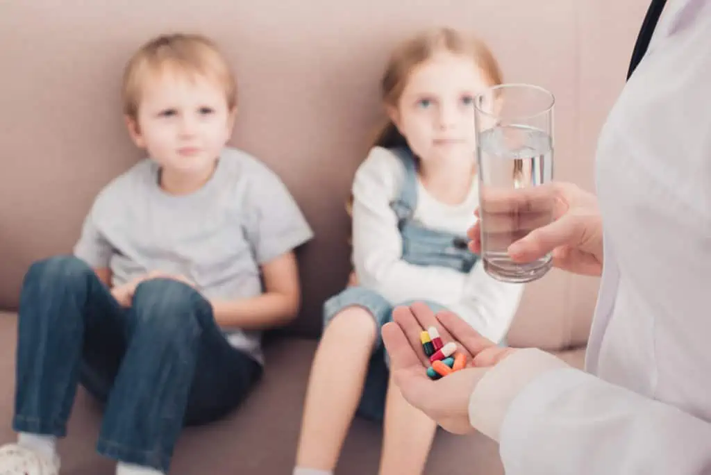 Dajemo odgovor na pitanje kako se lekovi primenjuju kod dece i adolescenata, koje su njihove prednosti a koje posledice.